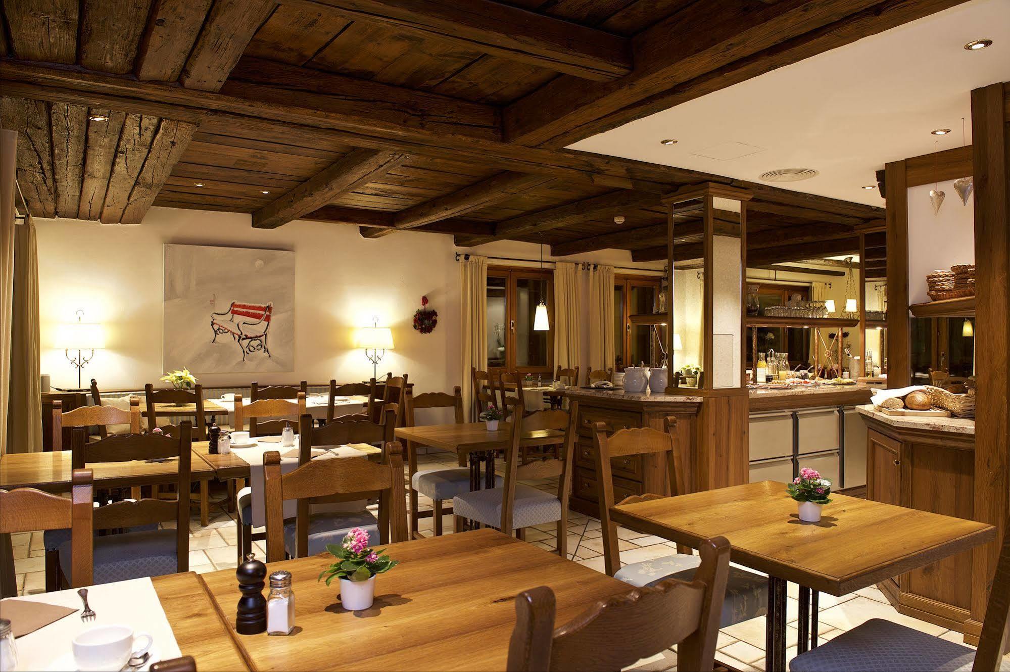Hotel Zermama Zermatt Bagian luar foto